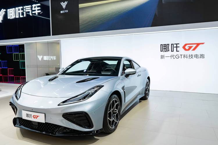 惠州153哪吒汽车在智能汽车领域的表现，领途汽车在新能源汽车市场中的影响力